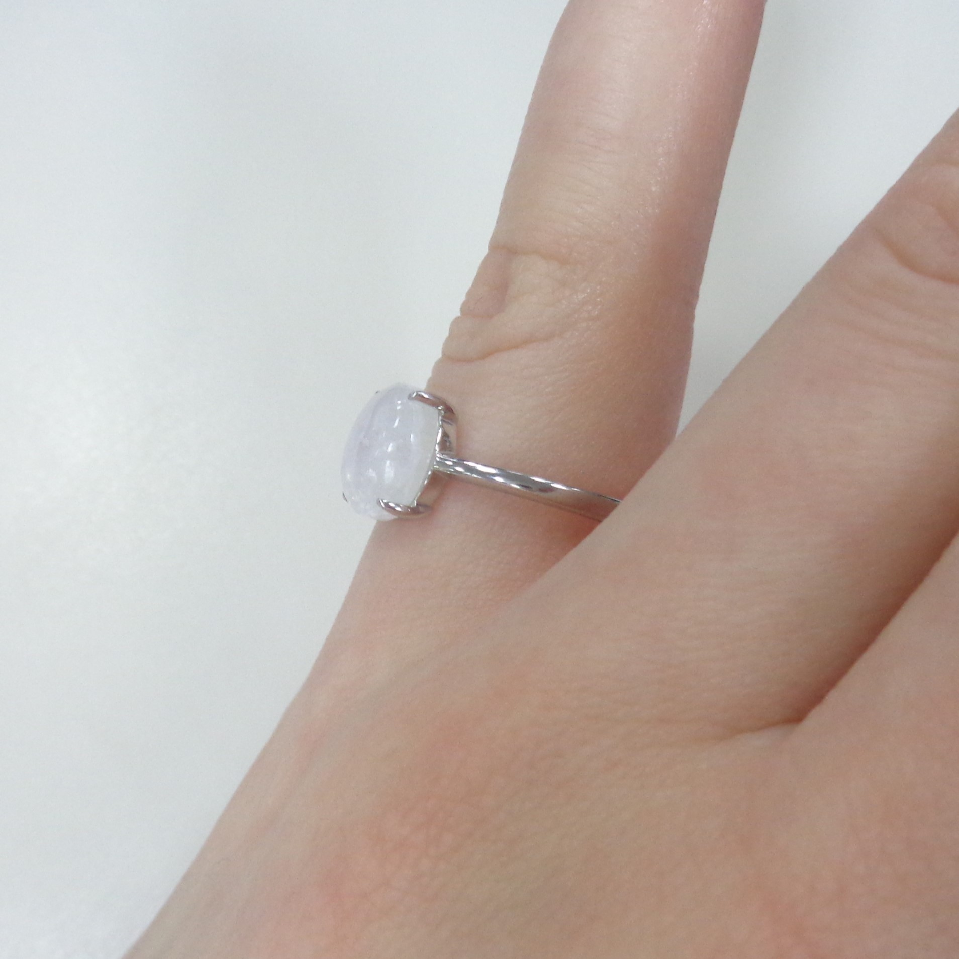 Серебряное кольцо с лунным камнем